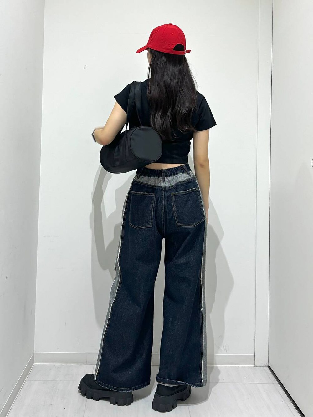 「高身長、体型カバー、着痩せ・細見え、モード、ストリート、カジュアル、PAGEBOY、PBLIM、骨格ウェーブ_PAGEBOY、エレガント_PAGEBOY、Anui、Tシャツ、キャップ、デニムパンツ、ワイドパンツ」｜「PBLIMのPBLIM/ナイロンボストンバック（ドラムバッグ、ブラック系）」を使った、ロビンさん（レディース・168cm）の春コーディネートの4枚目の写真