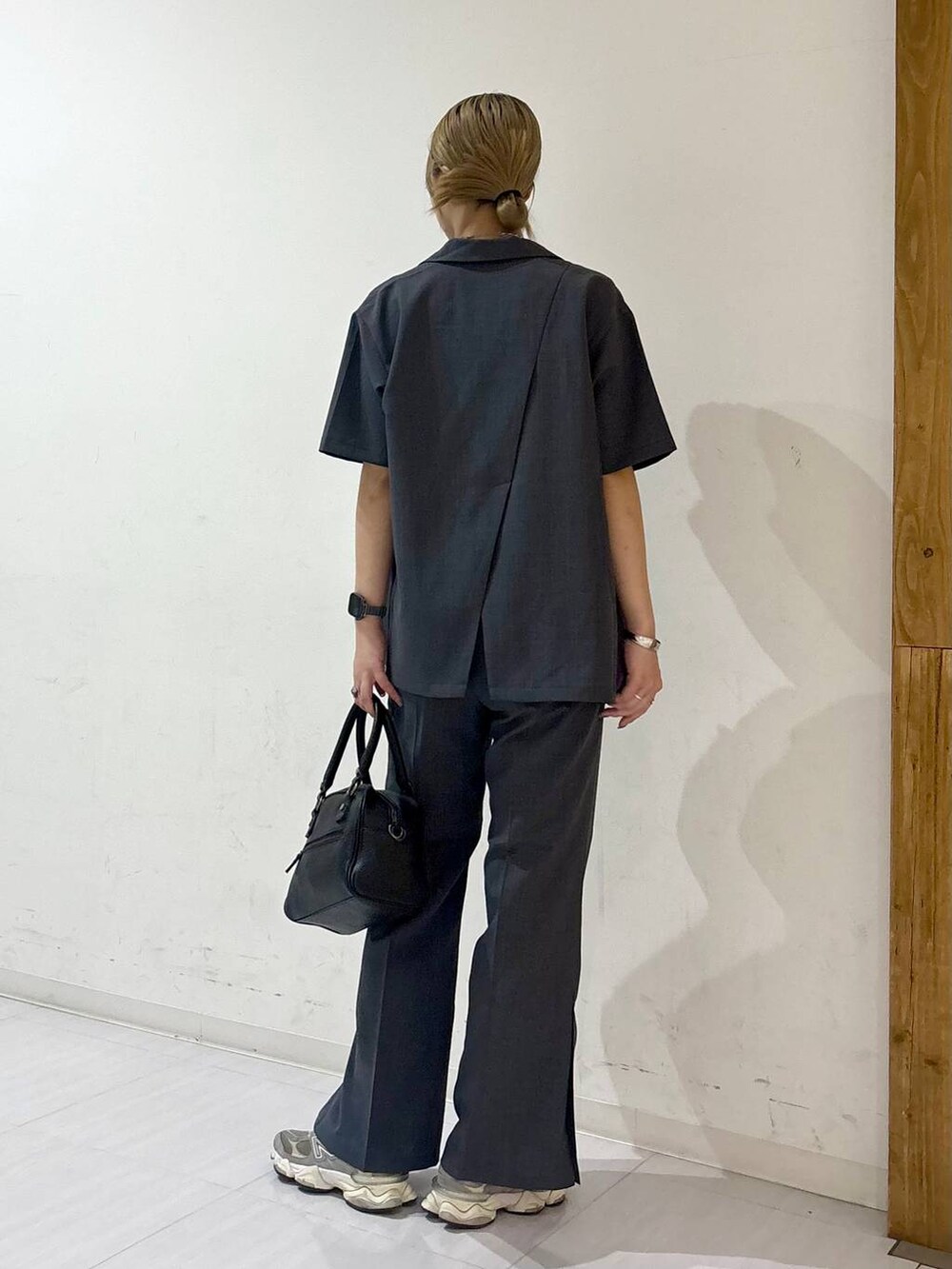 ブラック系のキャミソール、ブラック系のショルダーバッグ、ブラック系のベストを着用したレディースの夏コーディネートの6枚目の写真