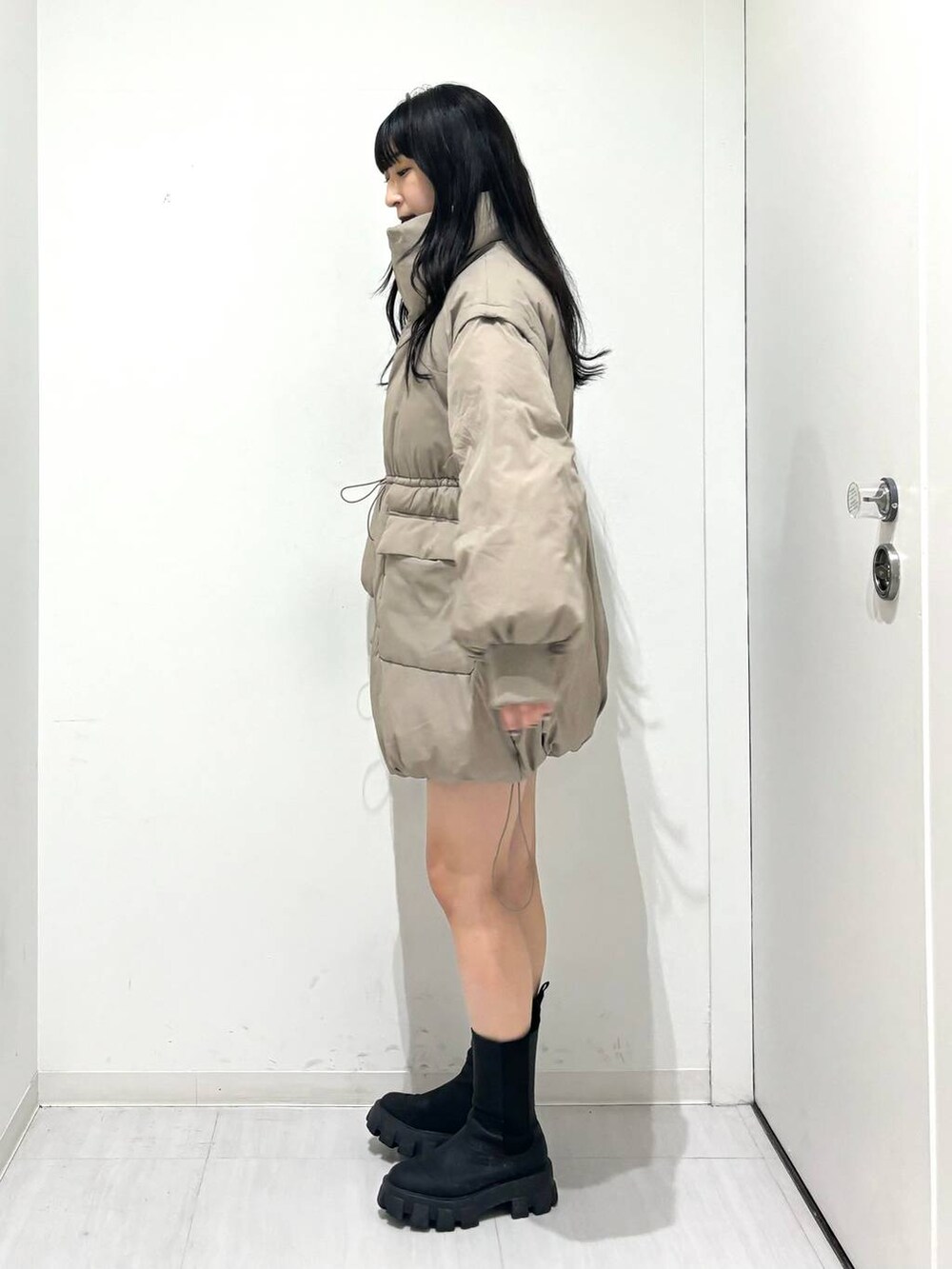 ブラウン系のブルゾン、ブラック系のブーツ、ブラック系のその他パンツを着用したレディースの冬コーディネートの2枚目の写真