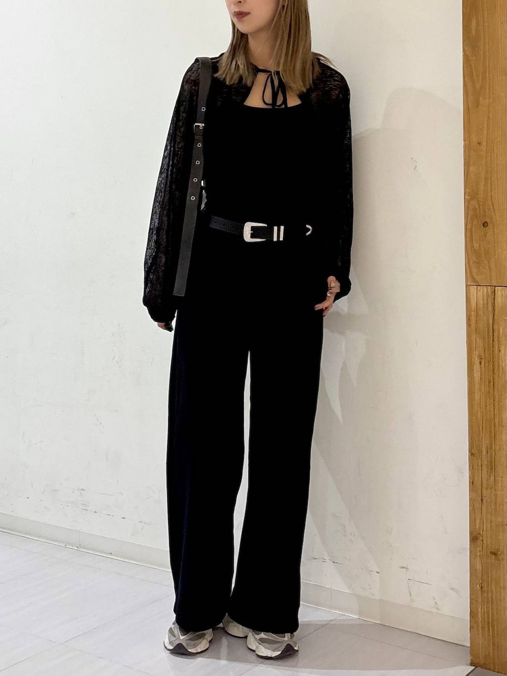 ブラック系のキャミソール、ブラック系のスウェットパンツ、ブラック系のショルダーバッグを着用したレディースの夏コーディネートの2枚目の写真