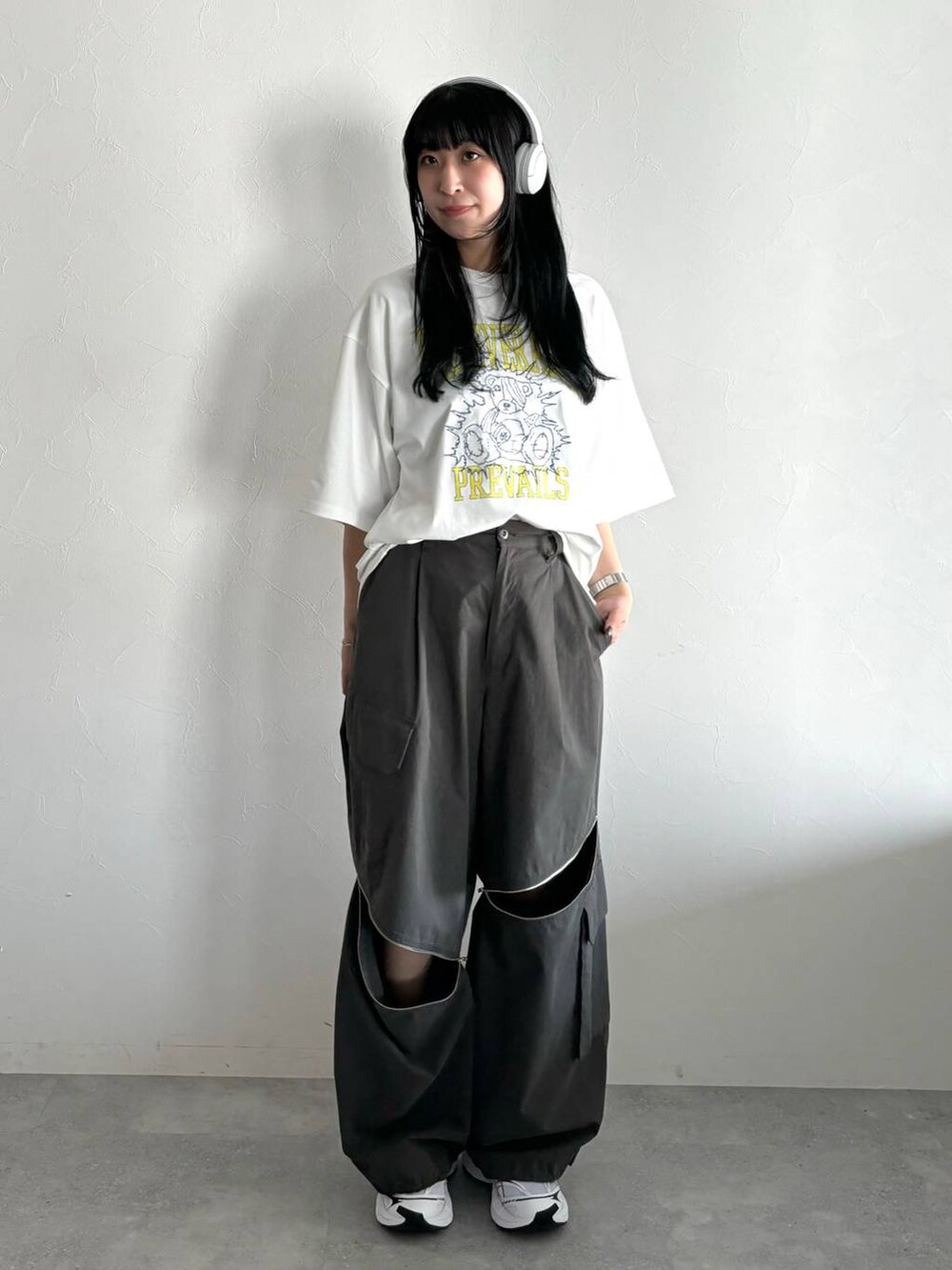 グレー系のカーゴパンツ、ホワイト系のTシャツ/カットソーを着用したレディースの春コーディネートの5枚目の写真