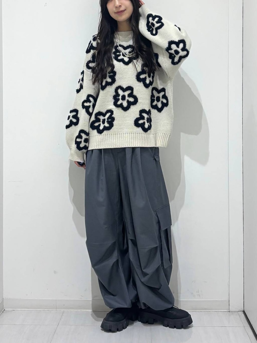 グレー系のカーゴパンツ、ベージュ系のニット/セーターを着用したレディースの冬コーディネートの2枚目の写真