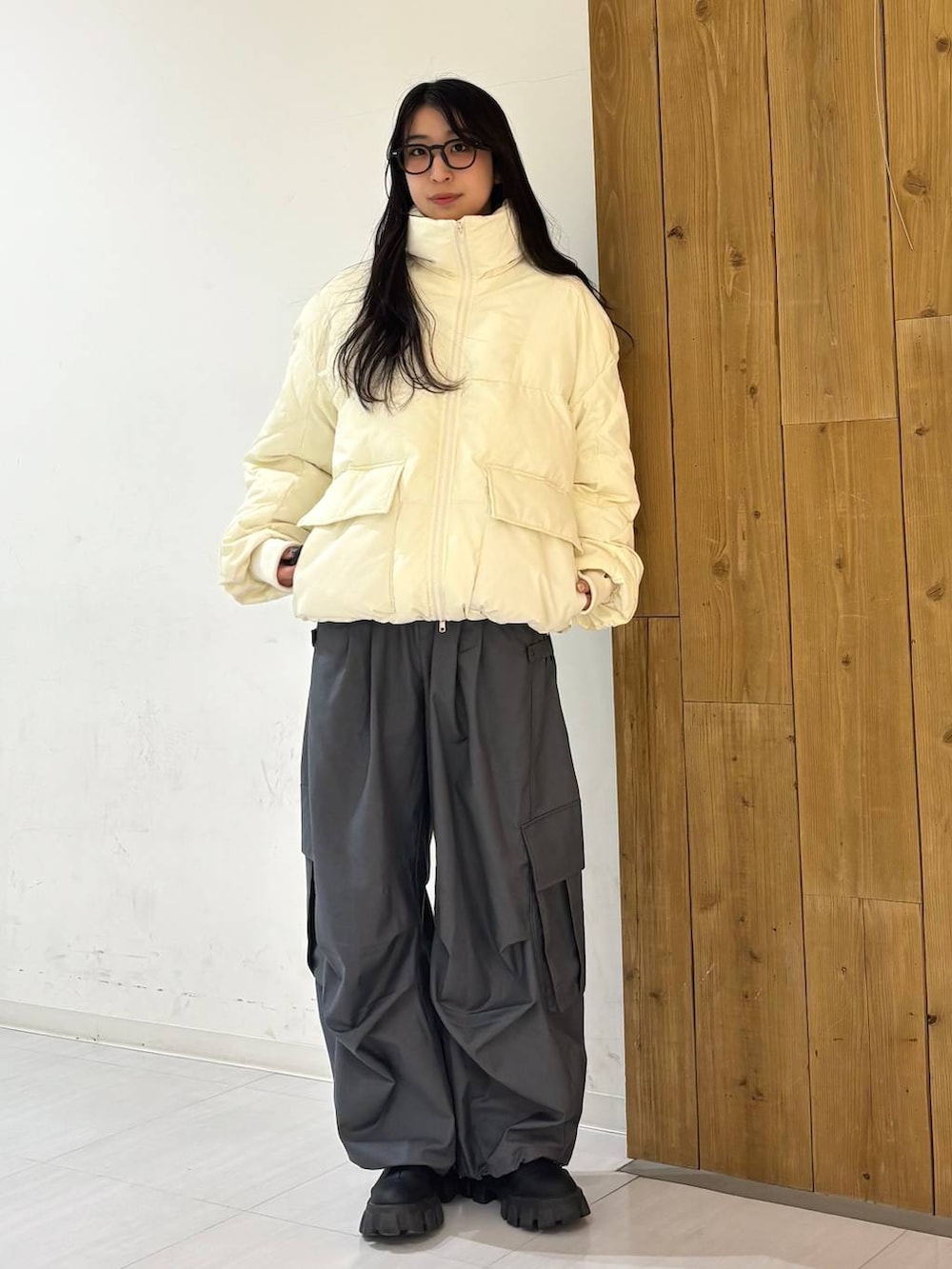 ホワイト系のブルゾン、グレー系のカーゴパンツを着用したレディースの冬コーディネートの5枚目の写真