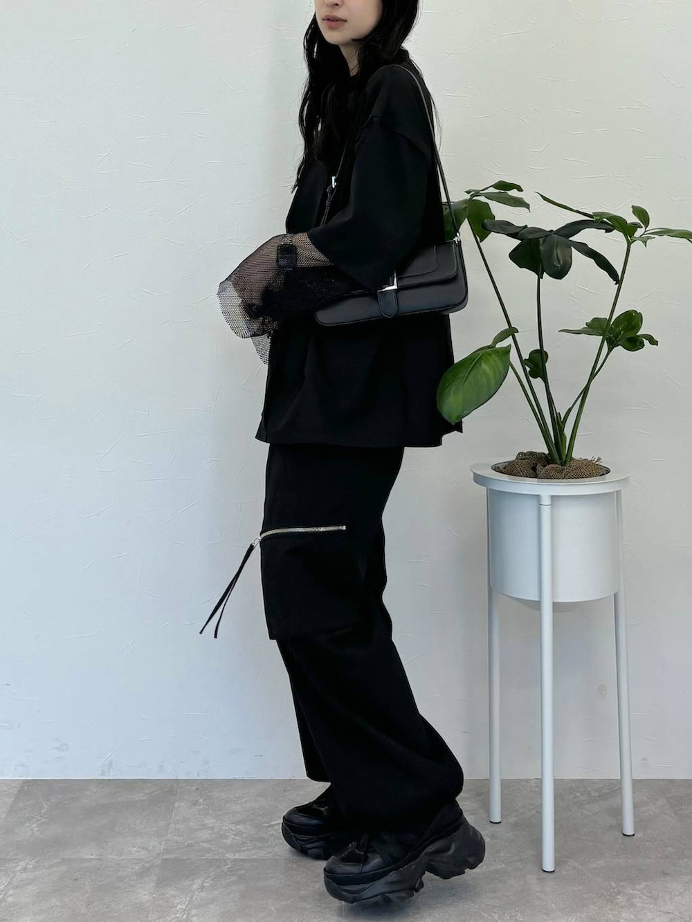 ブラック系のスニーカー、ブラック系のキャミソール、ブラック系のTシャツ/カットソーを着用したレディースの春コーディネートの3枚目の写真