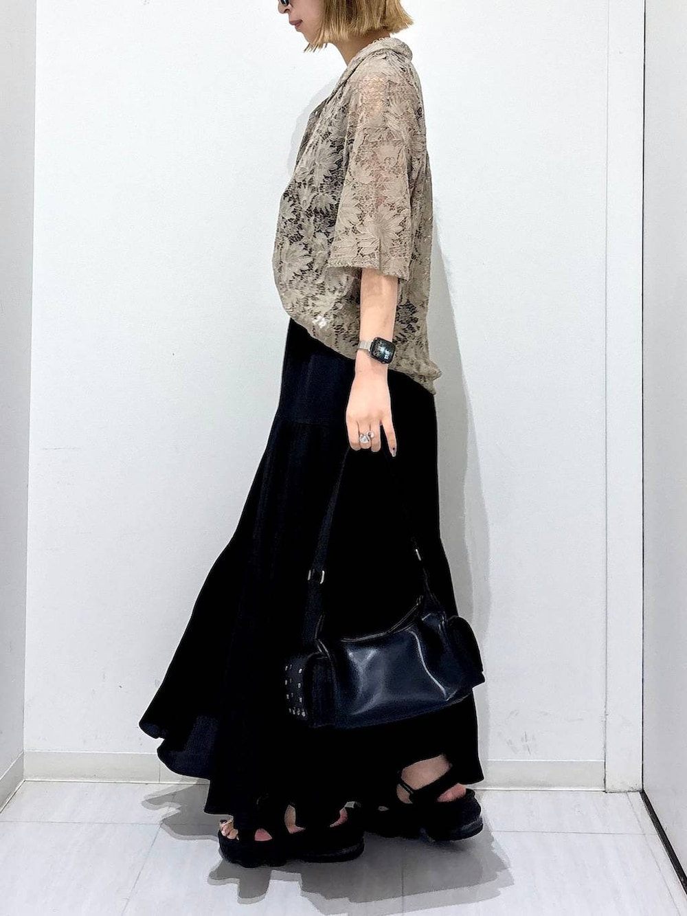 ブラウン系のシャツ/ブラウス、ブラック系のスカート、ブラック系のショルダーバッグを着用したレディースの夏コーディネートの3枚目の写真