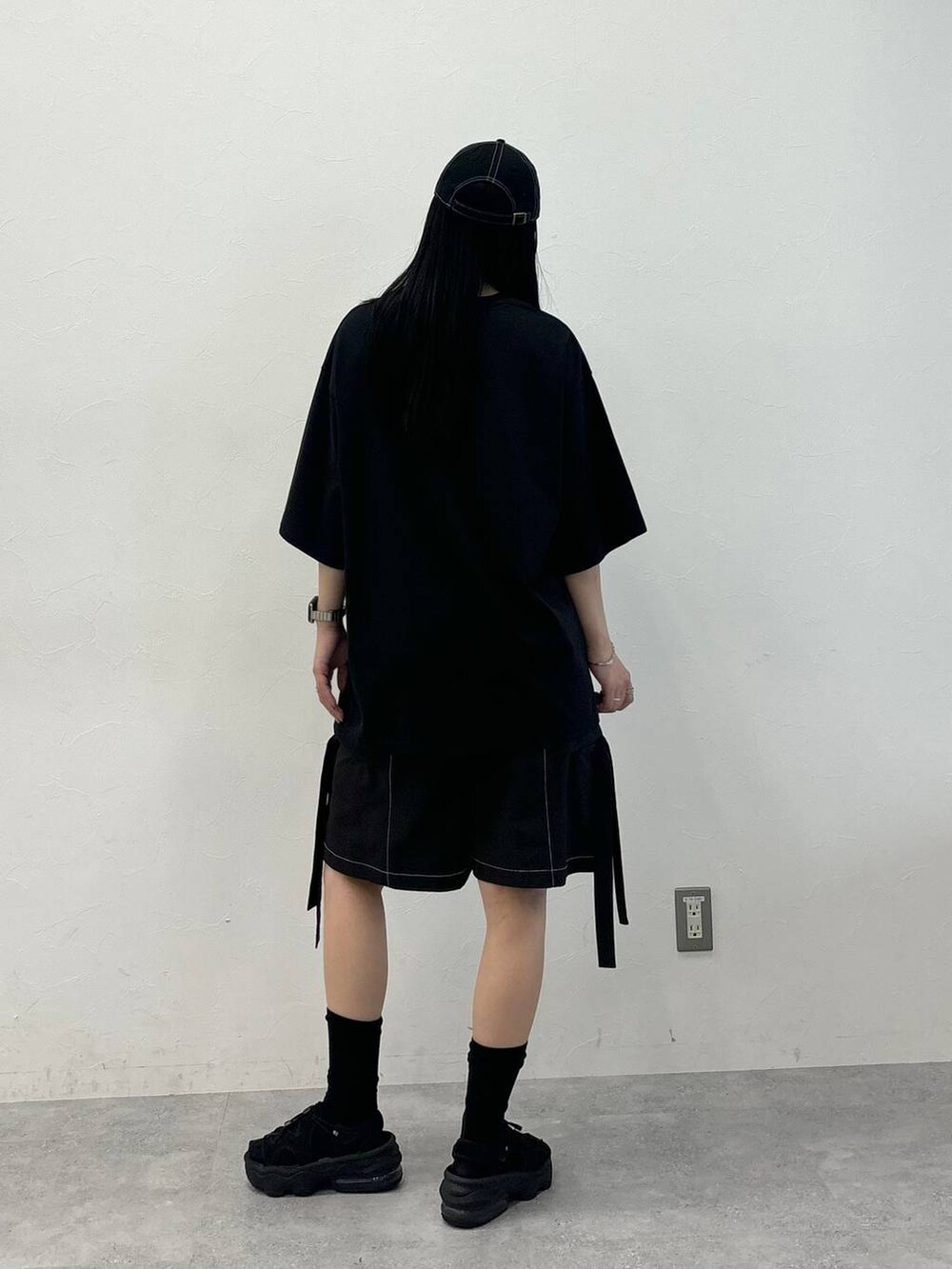 ブラック系のTシャツ/カットソー、ブラック系のカーゴパンツを着用したレディースの夏コーディネートの3枚目の写真