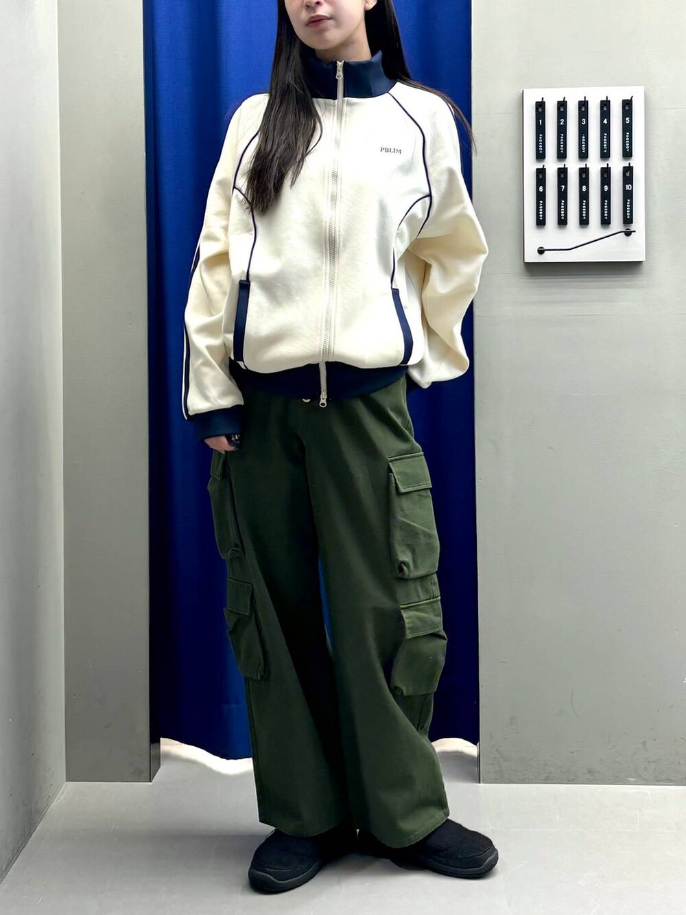 「高身長、PBLIM、ユニセックス、体型カバー、着痩せ・細見え、モード、ストリート、カジュアル、PAGEBOY、骨格ウェーブ_PAGEBOY、エレガント_PAGEBOY」｜「PBLIMのPBLIM/Wポケットミリタリーパンツ（その他パンツ、グリーン系）」を使った、ロビンさん（レディース・168cm）の冬コーディネートの2枚目の写真