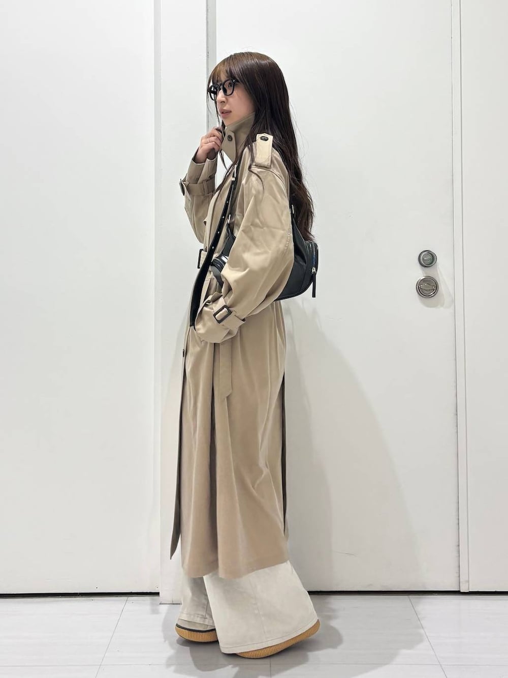 「高身長、トレンチコート、入学式・卒業式、春アウター、体型カバー、着痩せ・細見え、春コーデ、モード、ストリート、カジュアル、PAGEBOY、骨格ウェーブ_PAGEBOY、エレガント_PAGEBOY」｜「PAGEBOYのクラシックデニムパンツ（デニムパンツ、グレー系）」を使った、ロビンさん（レディース・169cm）の春コーディネートの6枚目の写真