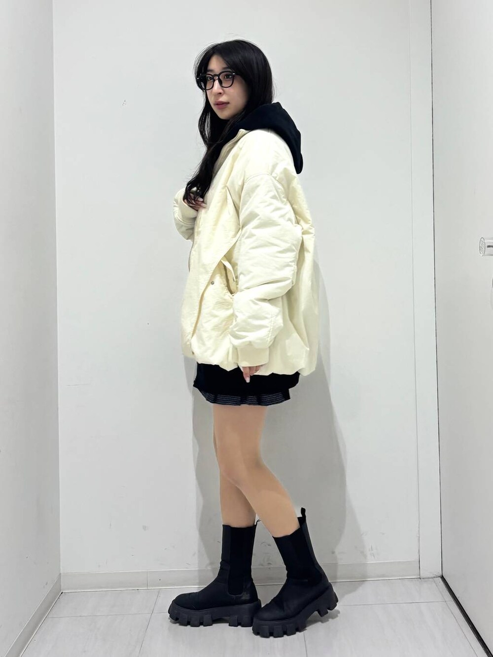 「冬アウター、高身長、体型カバー、着痩せ・細見え、春コーデ、モード、ストリート、カジュアル、PAGEBOY、骨格ウェーブ_PAGEBOY、エレガント_PAGEBOY、Anui、秋コーデ、冬コーデ、パーカー」｜「Anuiの【UNISEX/3サイズ展開】ボクシーロゴZIPパーカー2（パーカー、ブラック系）」を使った、ロビンさん（レディース・169cm）の冬コーディネートの3枚目の写真