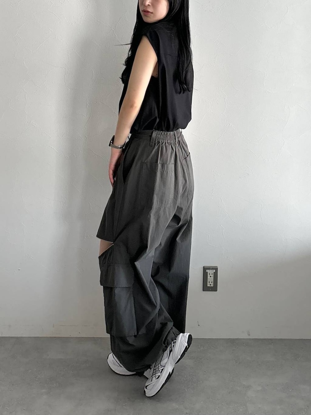 ブラック系のTシャツ/カットソー、グレー系のカーゴパンツを着用したレディースの春コーディネートの3枚目の写真