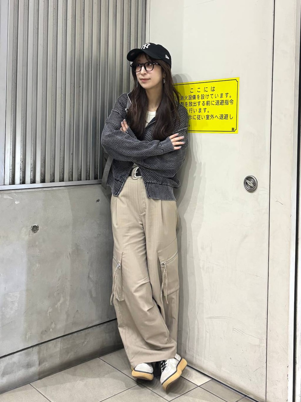 ブラック系のニット/セーター、ベージュ系のカーゴパンツ、グレー系のショルダーバッグを着用したレディースの春コーディネートの3枚目の写真