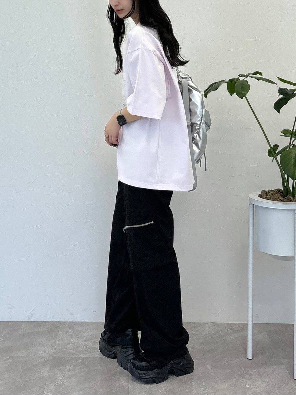 シルバー系のショルダーバッグ、ブラック系のスニーカー、ピンク系のTシャツ/カットソーを着用したレディースの春コーディネートの3枚目の写真