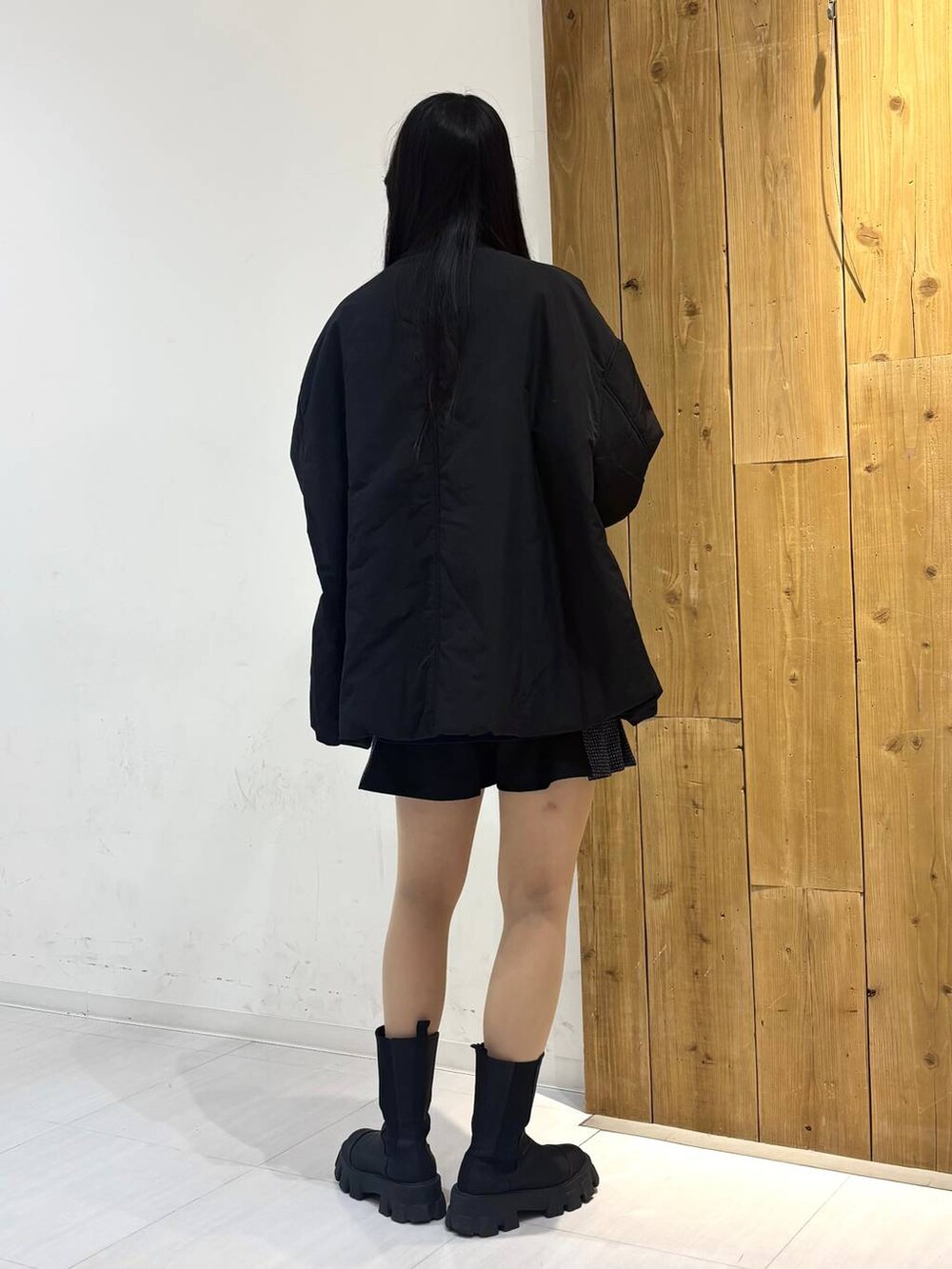 「冬コーデ、アウター、MA-1、高身長、体型カバー、着痩せ・細見え、春コーデ、モード、ストリート、カジュアル、PAGEBOY、骨格ウェーブ_PAGEBOY、エレガント_PAGEBOY、冬アウター」｜「PAGEBOYのバルーンMA-1（MA-1、ブラック系）」を使った、ロビンさん（レディース・169cm）の冬コーディネートの4枚目の写真