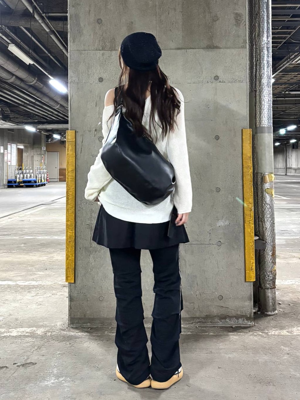 ホワイト系のキャミソール、ブラック系のショルダーバッグ、ブラック系のスカートを着用したレディースの春コーディネートの4枚目の写真