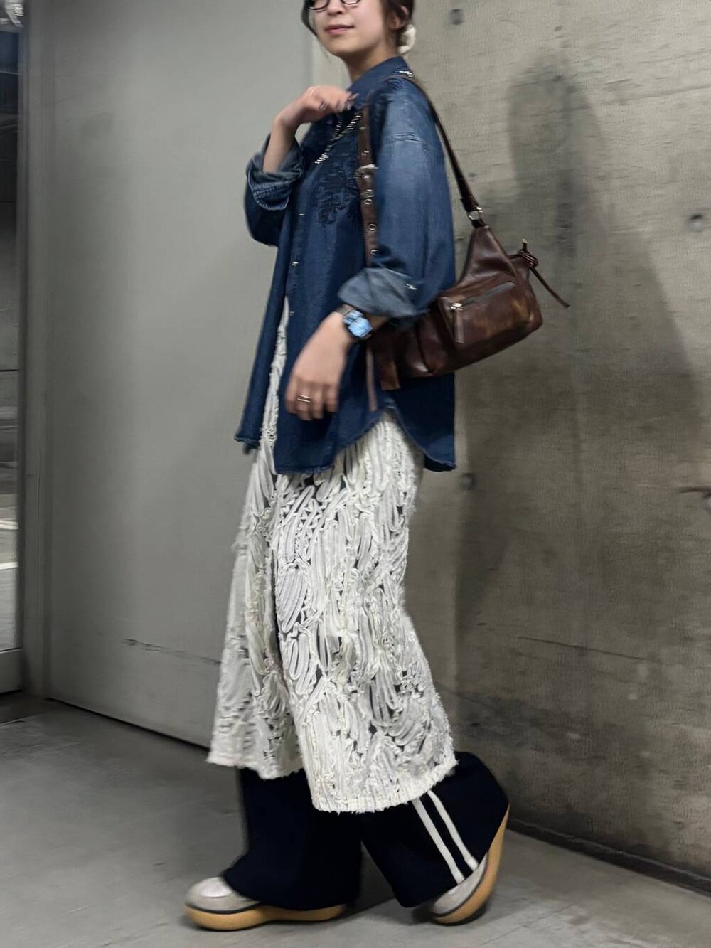 ブラウン系のショルダーバッグ、ホワイト系のワンピース、ブルー系のシャツ/ブラウスを着用したレディースの冬コーディネートの3枚目の写真