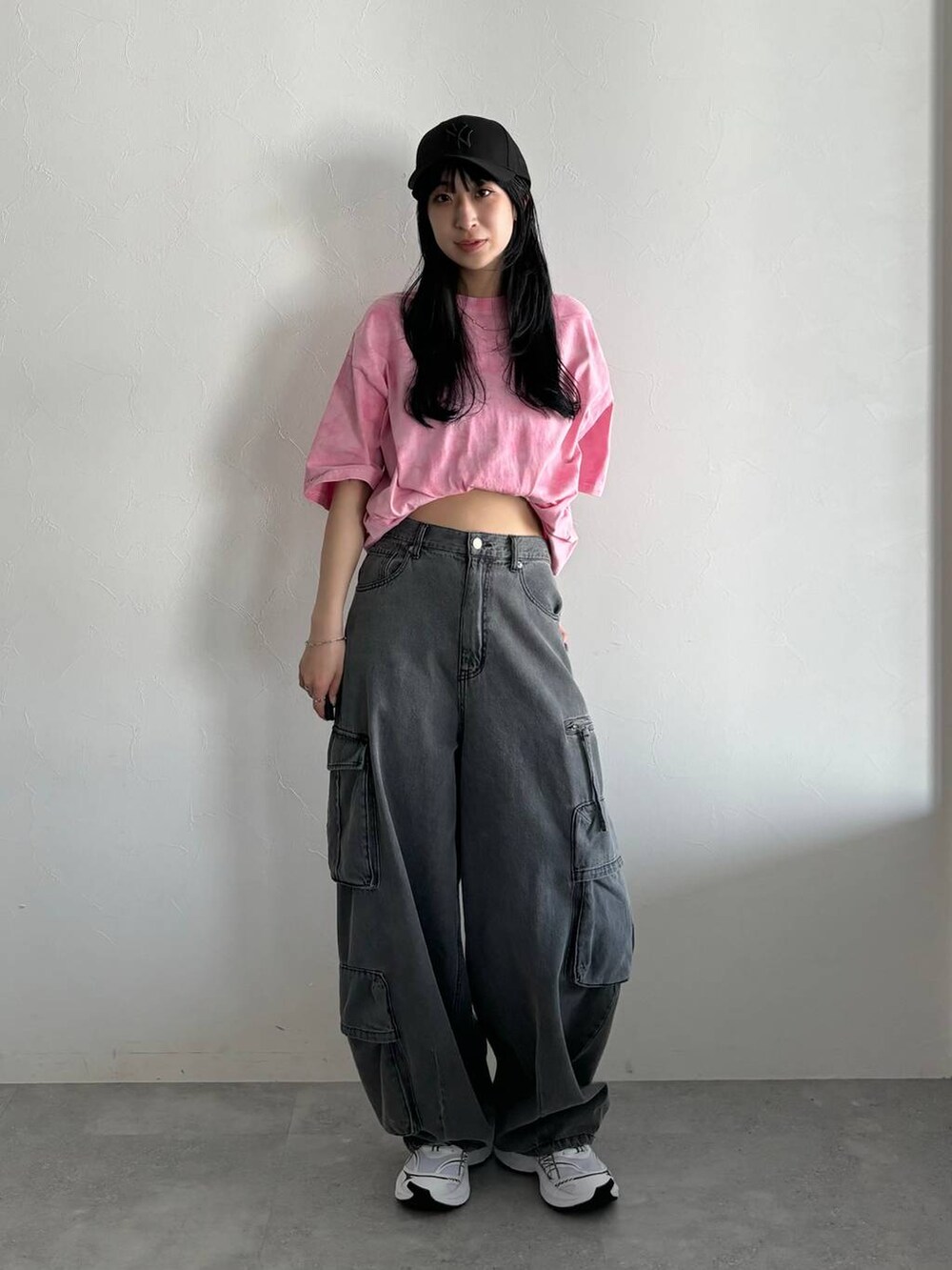 ピンク系のTシャツ/カットソー、ブラック系のデニムパンツを着用したレディースの春コーディネートの5枚目の写真