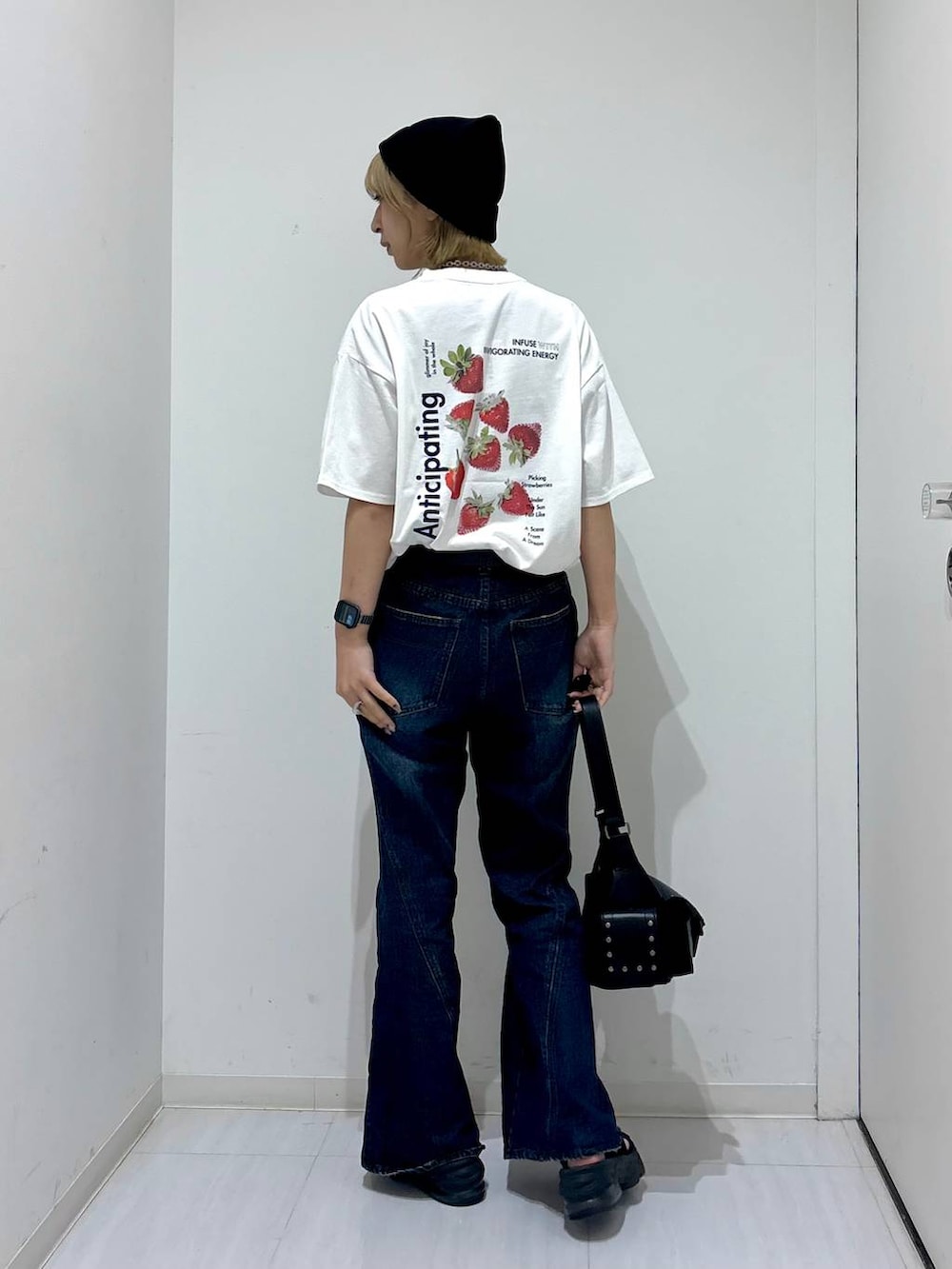 ホワイト系のTシャツ/カットソー、ブルー系のデニムパンツ、ブラック系のショルダーバッグを着用したレディースの夏コーディネートの5枚目の写真