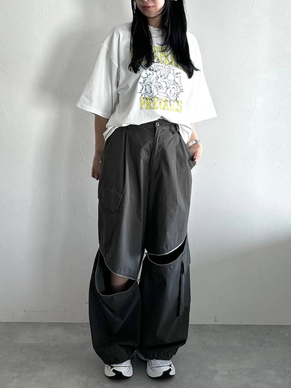 グレー系のカーゴパンツ、ホワイト系のTシャツ/カットソーを着用したレディースの春コーディネートの2枚目の写真