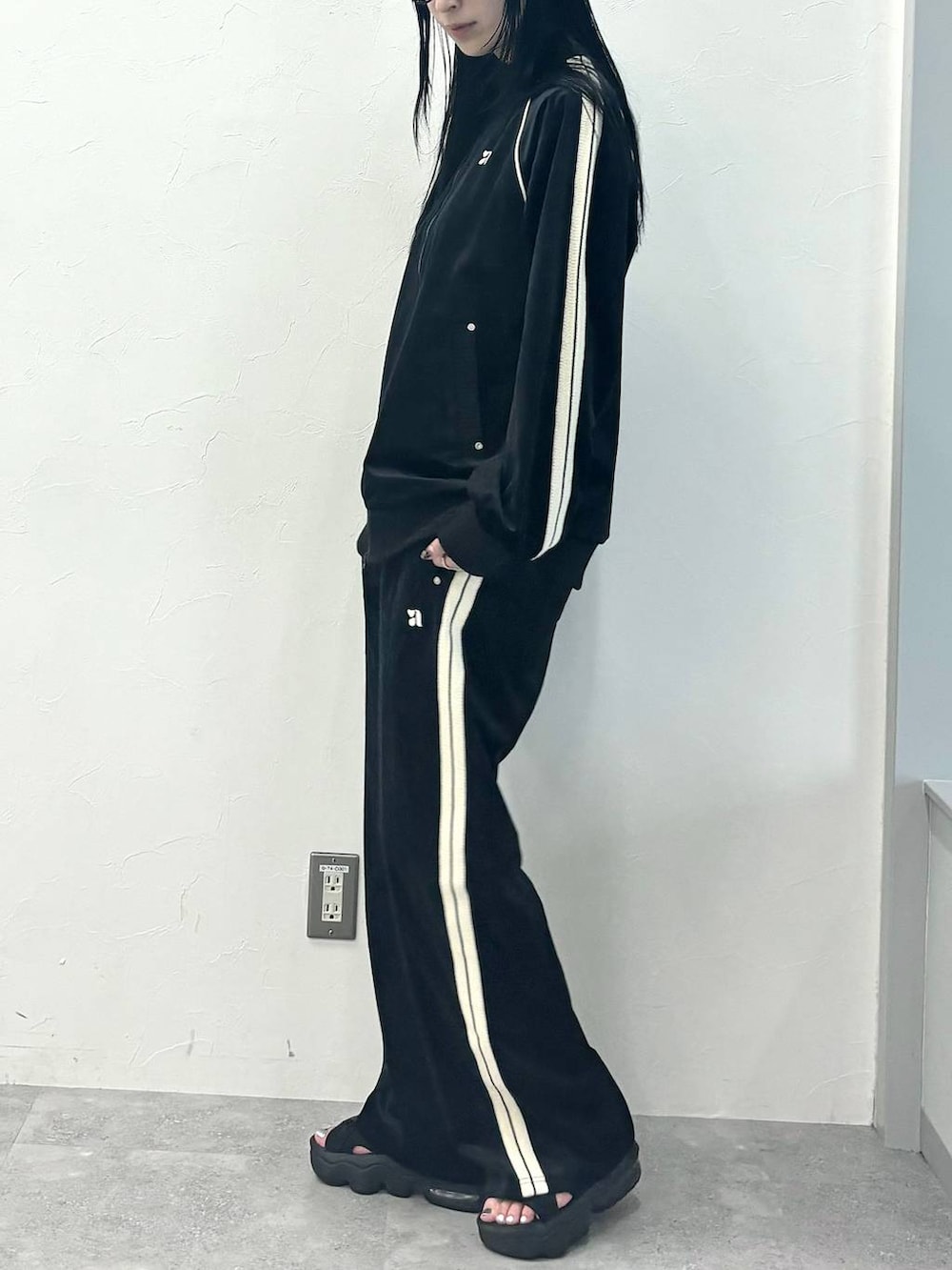 ブラック系のスウェットパンツ、ブラック系のジャージを着用したレディースの夏コーディネートの3枚目の写真