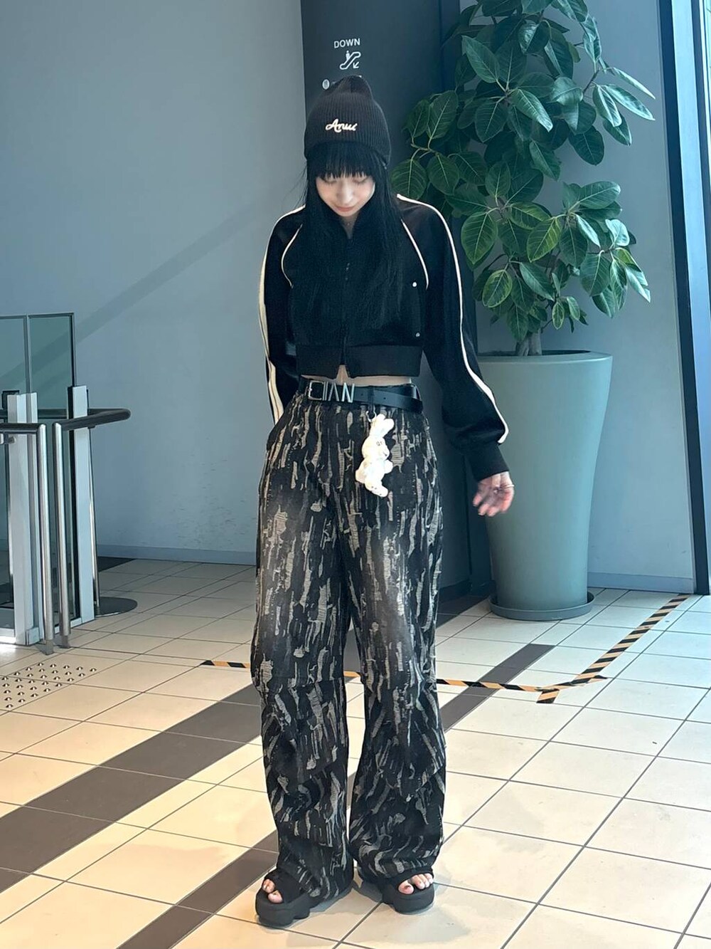 ブラック系のデニムパンツ、ブラック系のジャージ、ブラック系のニットキャップ/ビーニーを着用したレディースの秋コーディネートの3枚目の写真