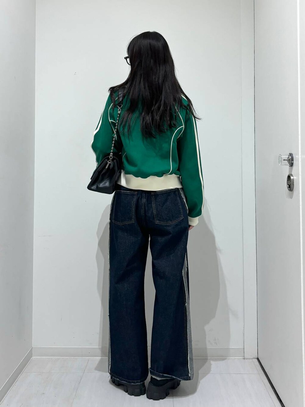 「高身長、体型カバー、着痩せ・細見え、モード、ストリート、カジュアル、PAGEBOY、PBLIM、骨格ウェーブ_PAGEBOY、エレガント_PAGEBOY、Anui、ユニセックス、デニムパンツ、Tシャツ」｜「PAGEBOYの【なごみさん着用アイテム】ボールチェーンショルダーバッグ（ショルダーバッグ、ブラック系）」を使った、ロビンさん（レディース・168cm）の春コーディネートの3枚目の写真