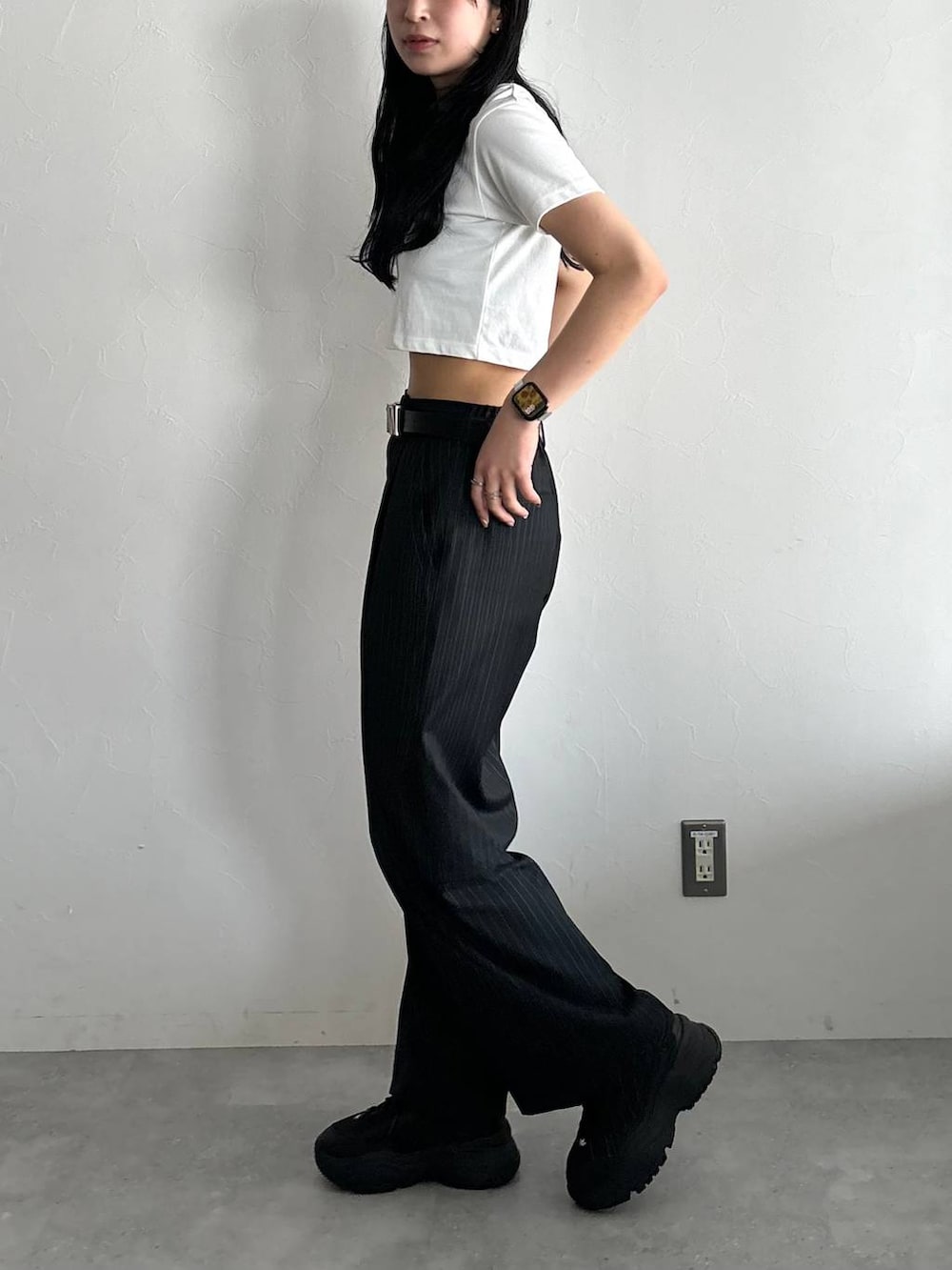 ホワイト系のTシャツ/カットソー、ブラック系のスラックス、ブラック系のベルトを着用したレディースの春コーディネートの3枚目の写真