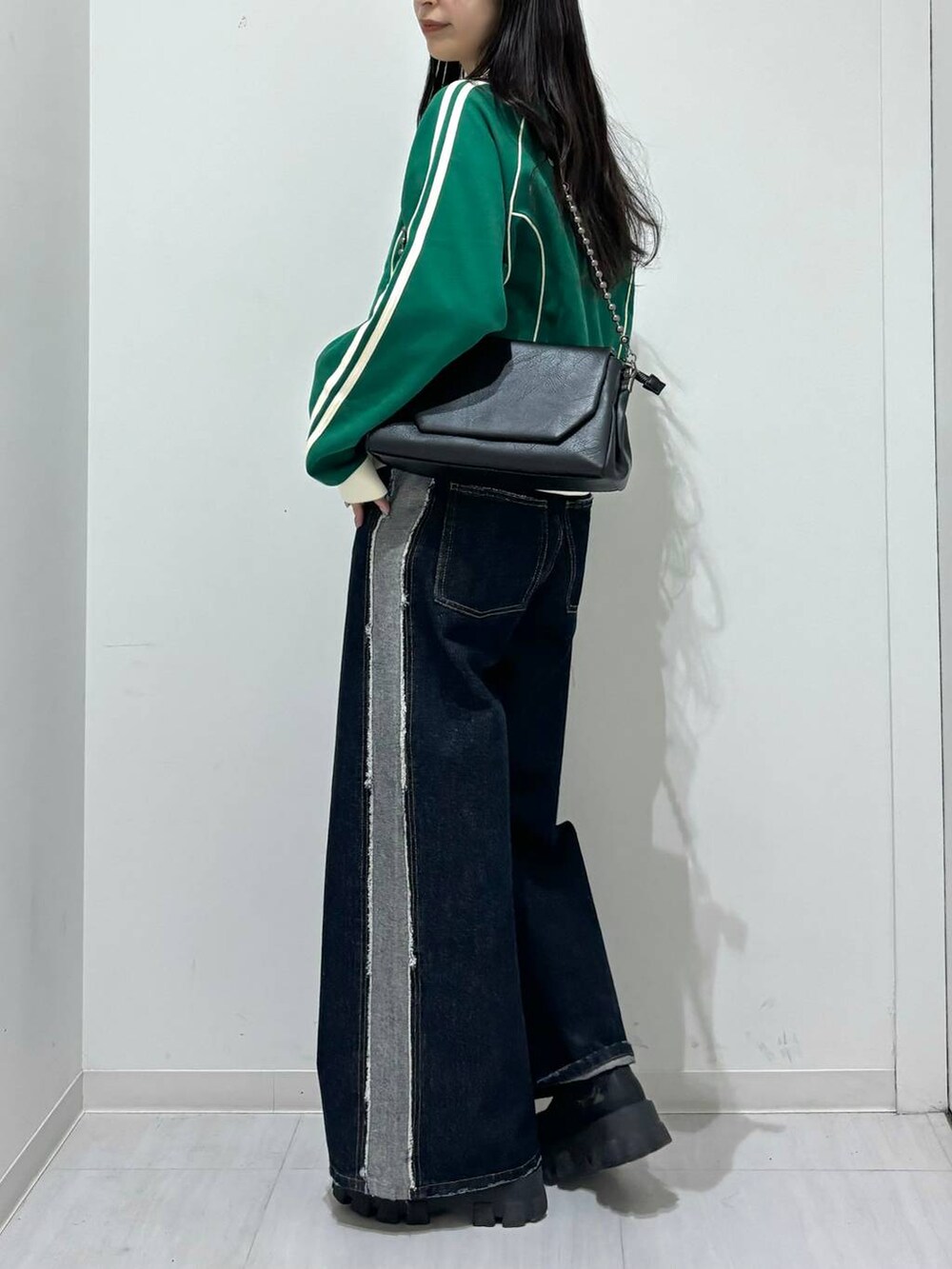 「高身長、体型カバー、着痩せ・細見え、モード、ストリート、カジュアル、PAGEBOY、PBLIM、骨格ウェーブ_PAGEBOY、エレガント_PAGEBOY、Anui、ユニセックス、デニムパンツ、Tシャツ」｜「PAGEBOYの【なごみさん着用アイテム】ボールチェーンショルダーバッグ（ショルダーバッグ、ブラック系）」を使った、ロビンさん（レディース・168cm）の春コーディネートの2枚目の写真