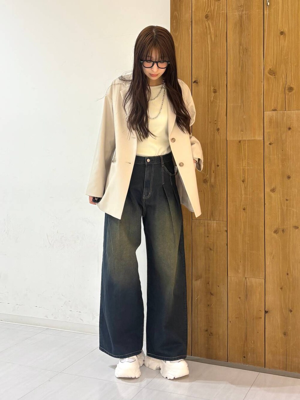 ホワイト系のスニーカー、ブルー系のデニムパンツ、ホワイト系のTシャツ/カットソーを着用したレディースの冬コーディネートの5枚目の写真