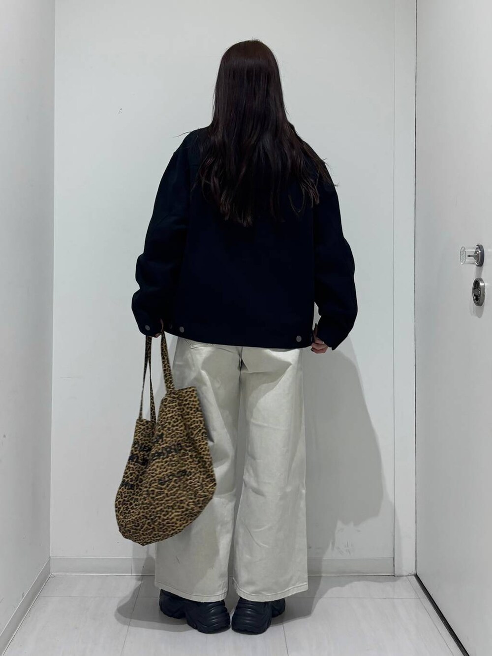 「高身長、体型カバー、着痩せ・細見え、春コーデ、モード、ストリート、カジュアル、PAGEBOY、PBLIM、骨格ウェーブ_PAGEBOY、エレガント_PAGEBOY、アウター、デニムパンツ、ワイドパンツ、スニーカー」｜「PAGEBOYのプラットチャンキースニーカー（スニーカー、ブラック系）」を使った、ロビンさん（レディース・169cm）の冬コーディネートの4枚目の写真