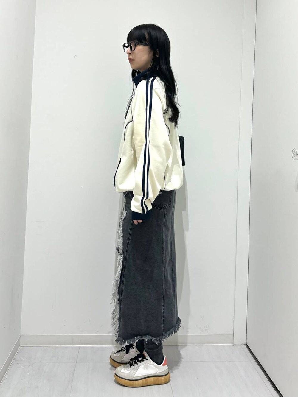 「高身長、体型カバー、着痩せ・細見え、モード、ストリート、カジュアル、PAGEBOY、PBLIM、骨格ウェーブ_PAGEBOY、エレガント_PAGEBOY、スカート、ユニセックス」｜「PBLIMのPBLIM/ナイロンボストンバック（ドラムバッグ、ブラック系）」を使った、ロビンさん（レディース・168cm）の春コーディネートの2枚目の写真