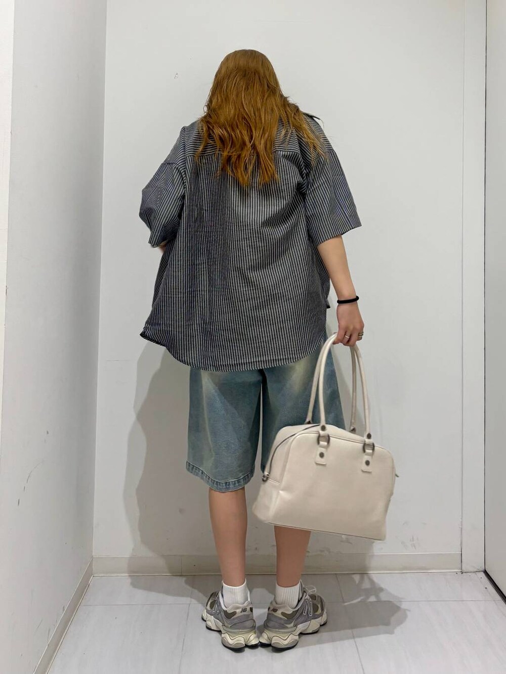 ホワイト系のボストンバッグ、ホワイト系のタンクトップ、ブルー系のその他パンツを着用したレディースの夏コーディネートの4枚目の写真