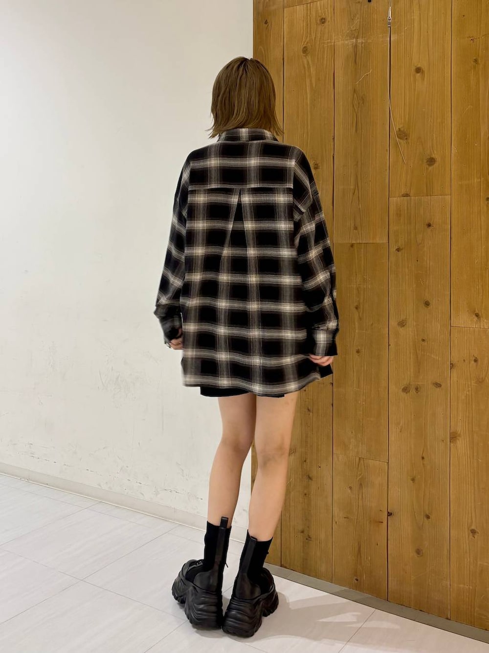 ブラック系のブーツ、ブラック系のその他パンツ、ブラック系のシャツ/ブラウスを着用したレディースの夏コーディネートの4枚目の写真