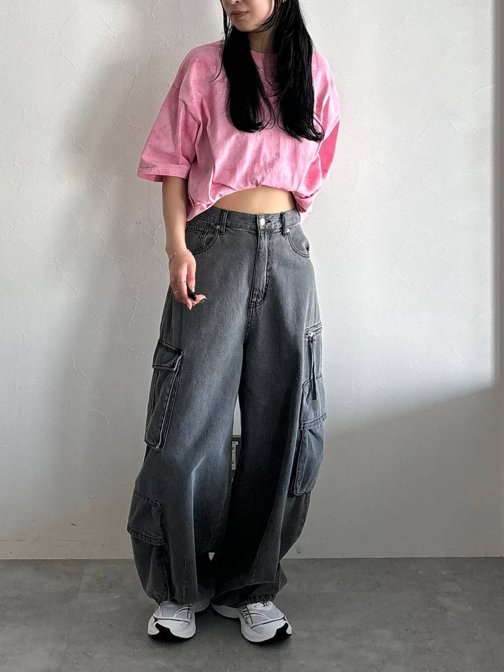 ピンク系のTシャツ/カットソー、ブラック系のデニムパンツを着用したレディースの春コーディネートの2枚目の写真