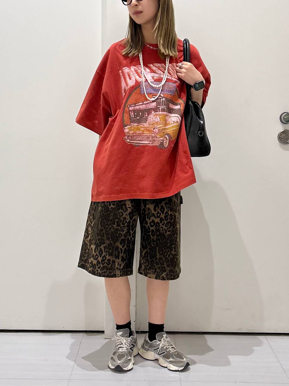 ブラック系のボストンバッグ、その他のその他パンツ、レッド系のTシャツ/カットソーを着用したレディースの夏コーディネートの6枚目の写真