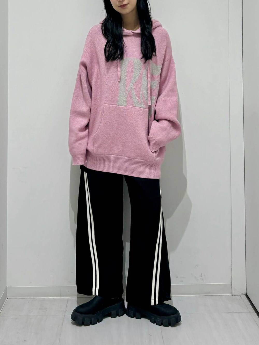 ブラック系のその他パンツ、ブラック系のブーツ、ピンク系のニット/セーターを着用したレディースの冬コーディネートの6枚目の写真