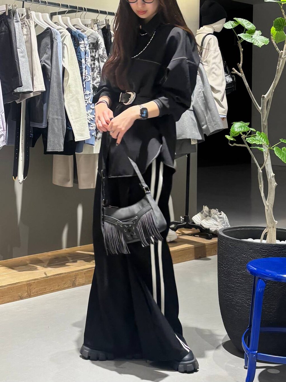 ブラック系のショルダーバッグ、ブラック系のスラックス、ブラック系のシャツ/ブラウスを着用したレディースの冬コーディネートの4枚目の写真