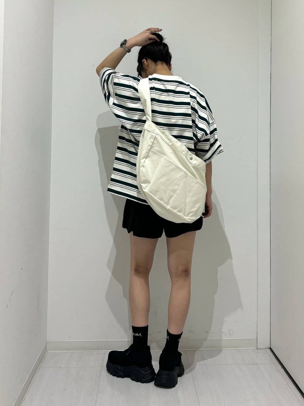 その他のTシャツ/カットソー、ホワイト系のショルダーバッグ、ブラック系のその他パンツを着用したレディースの春コーディネートの4枚目の写真