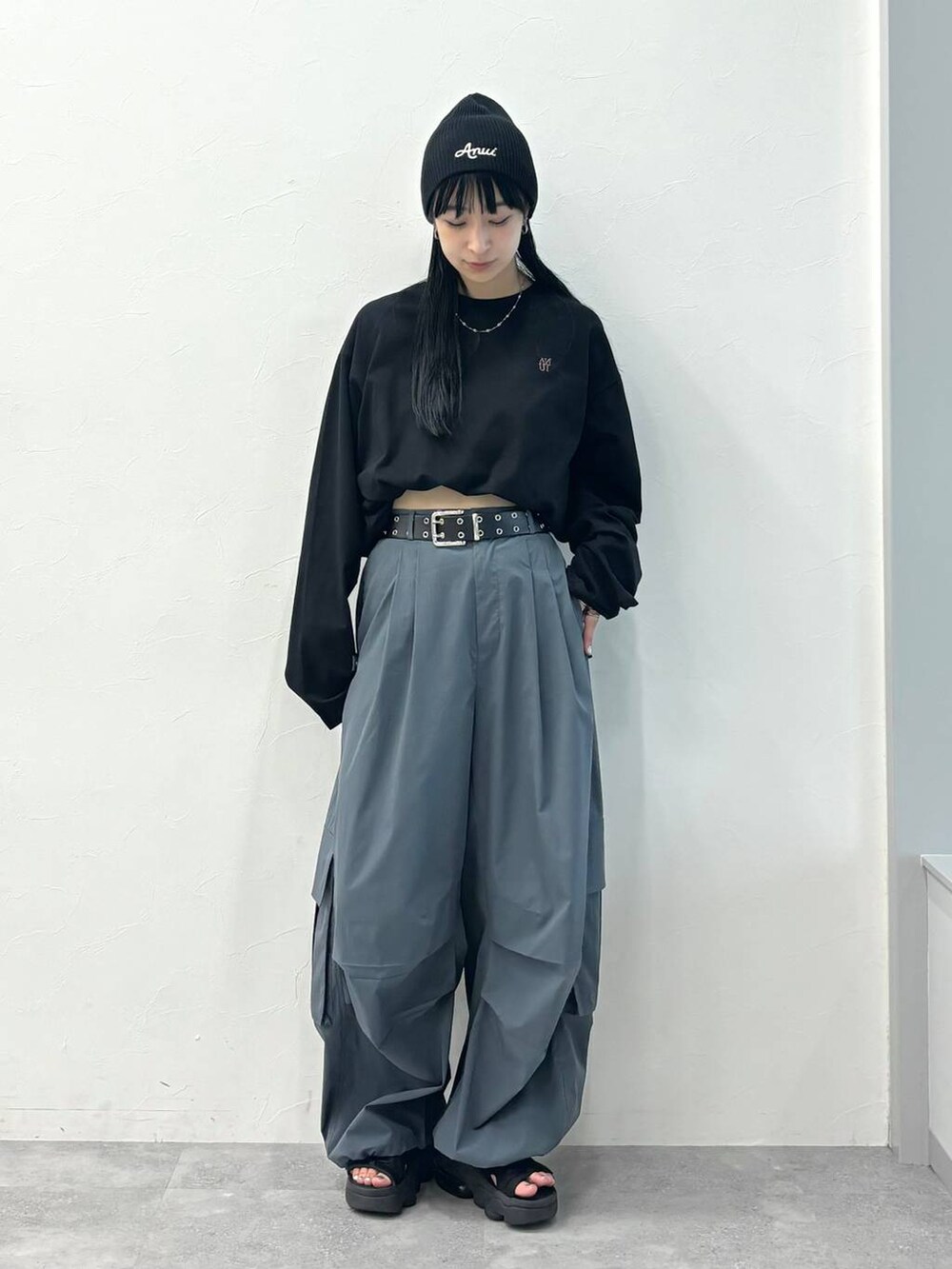 「高身長、体型カバー、着痩せ・細見え、春コーデ、モード、ストリート、カジュアル、PAGEBOY、骨格ウェーブ_PAGEBOY、エレガント_PAGEBOY、Anui、ユニセックス」｜「Anuiの【UNISEX】レタリングロゴビーニー（ニットキャップ/ビーニー、ブラック系）」を使った、ロビンさん（レディース・169cm）の夏コーディネートの4枚目の写真