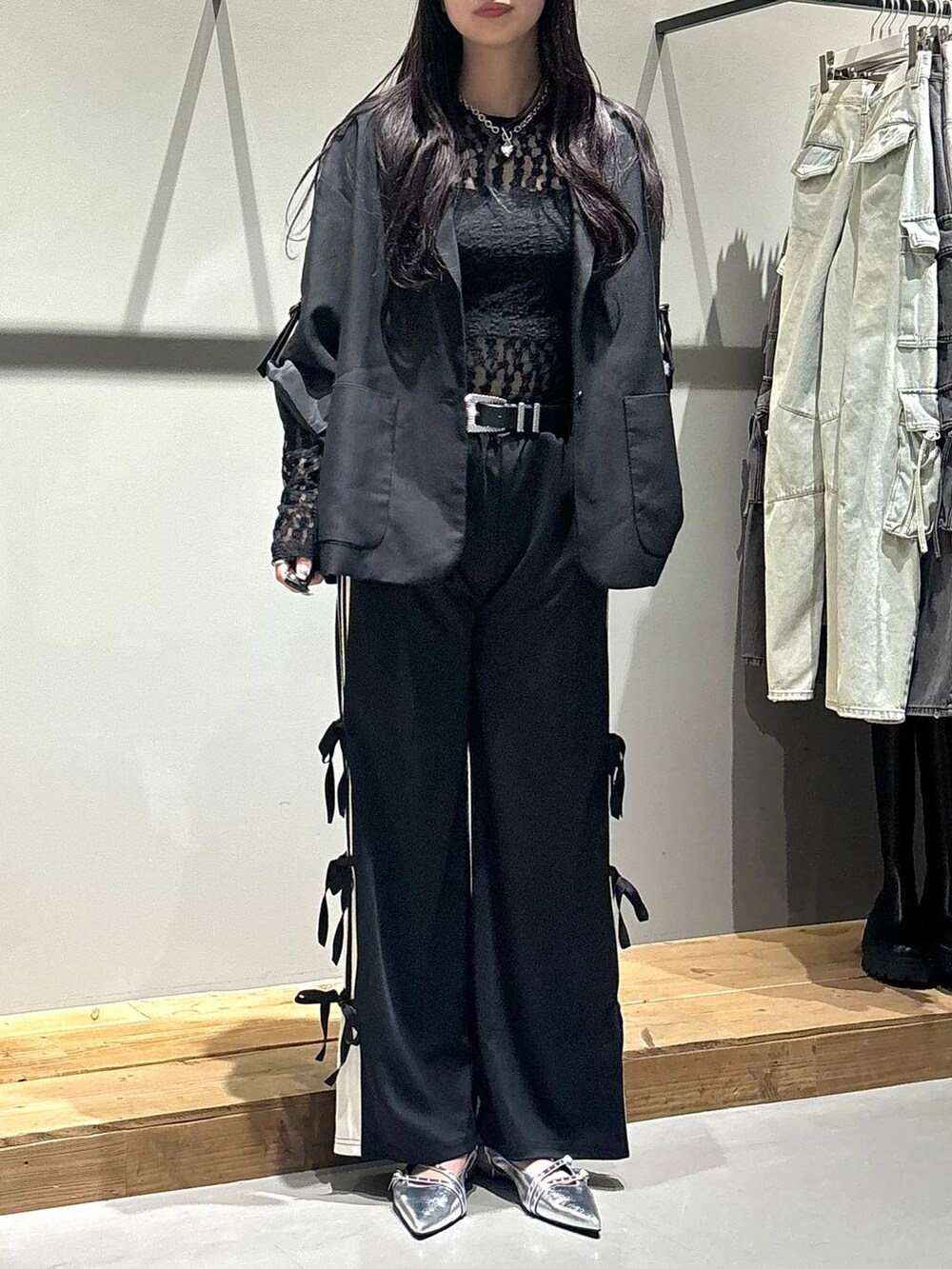 シルバー系のパンプス、ブラック系のその他パンツ、ブラック系のテーラードジャケットを着用したレディースの秋コーディネートの2枚目の写真