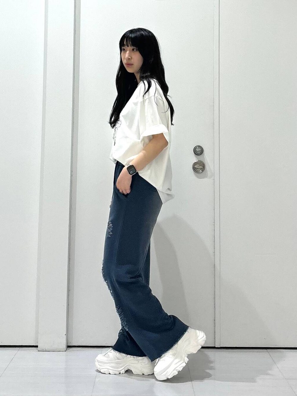 ホワイト系のスニーカー、ホワイト系のTシャツ/カットソー、ブルー系のスウェットパンツを着用したレディースの夏コーディネートの4枚目の写真