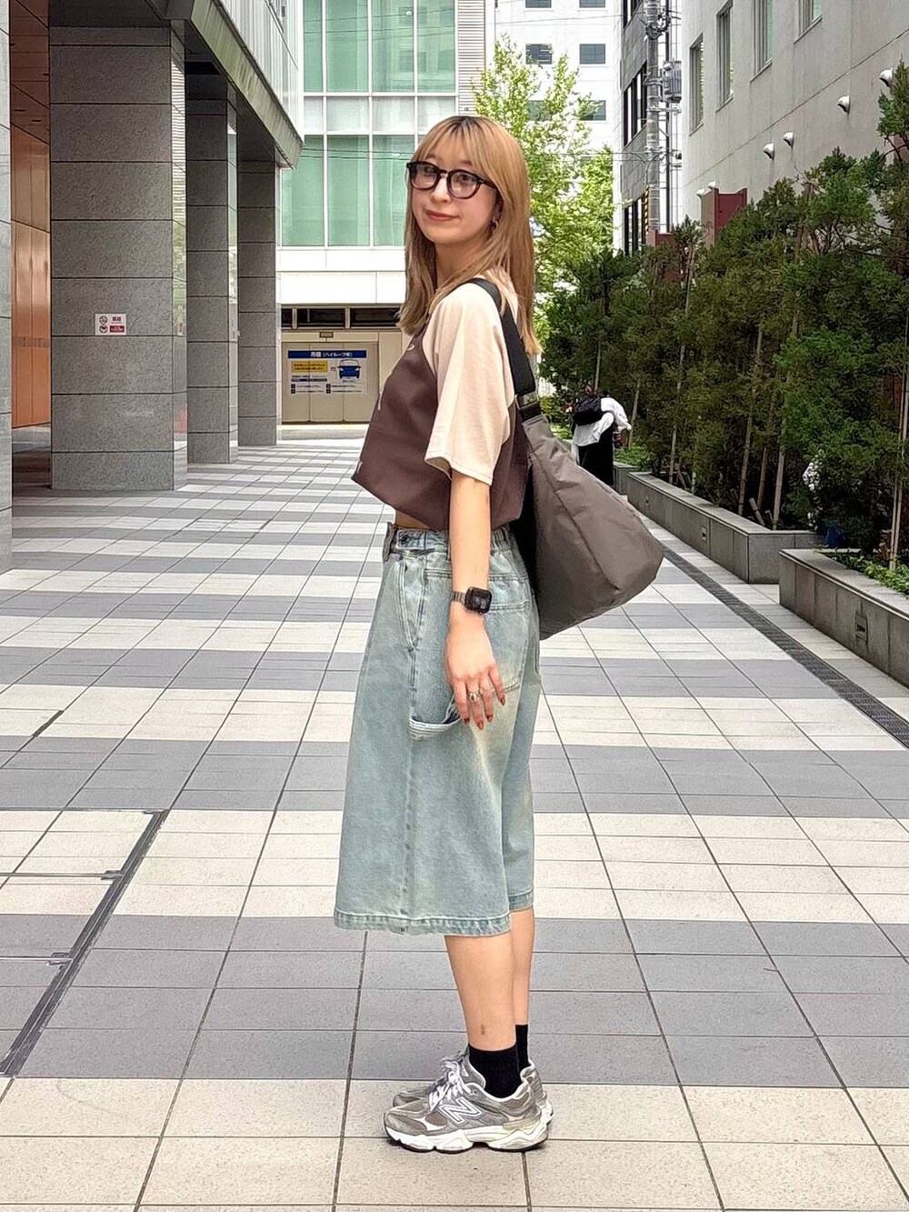 ブルー系のその他パンツ、グレー系のショルダーバッグ、ブラウン系のTシャツ/カットソーを着用したレディースの夏コーディネートの3枚目の写真