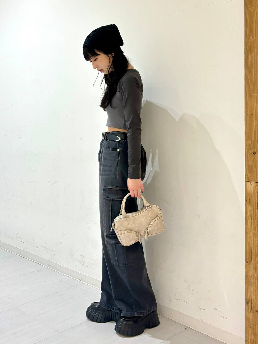 グレー系のTシャツ/カットソー、ブラック系のデニムパンツ、ブラック系のローファーを着用したレディースの冬コーディネートの2枚目の写真