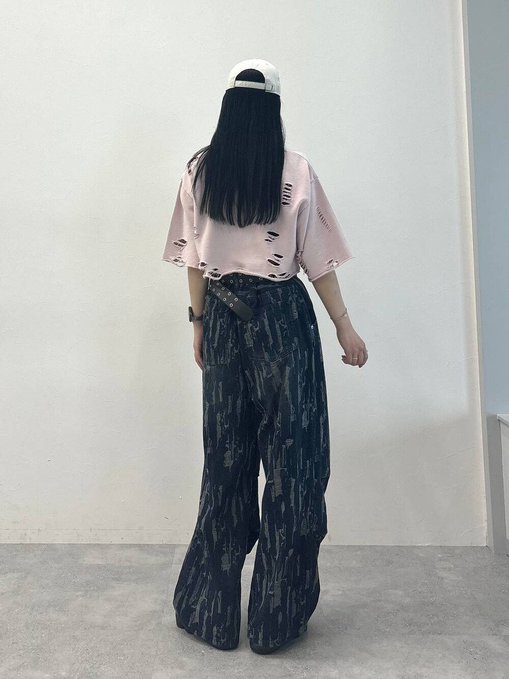 ピンク系のTシャツ/カットソー、ブルー系のデニムパンツ、ホワイト系のキャップを着用したレディースの夏コーディネートの2枚目の写真