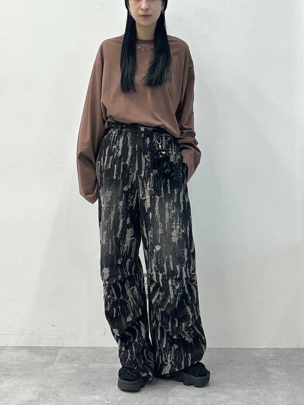 ブラック系のデニムパンツ、ブラウン系のTシャツ/カットソーを着用したレディースの夏コーディネートの4枚目の写真