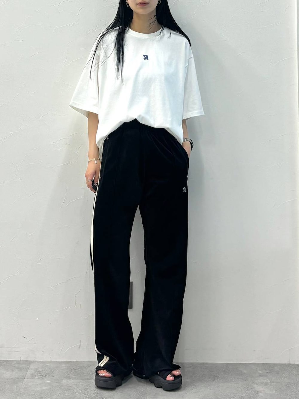 ホワイト系のTシャツ/カットソー、ブラック系のスウェットパンツを着用したレディースの秋コーディネートの4枚目の写真