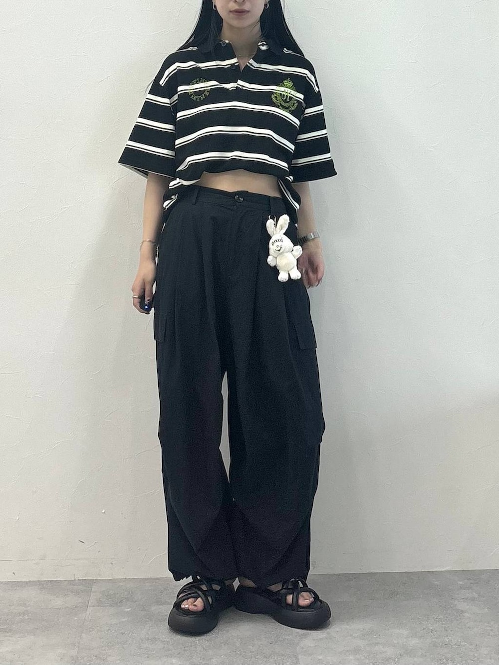 ブラック系のサンダル、ブラック系のその他パンツ、ブラック系のTシャツ/カットソーを着用したレディースの夏コーディネートの2枚目の写真