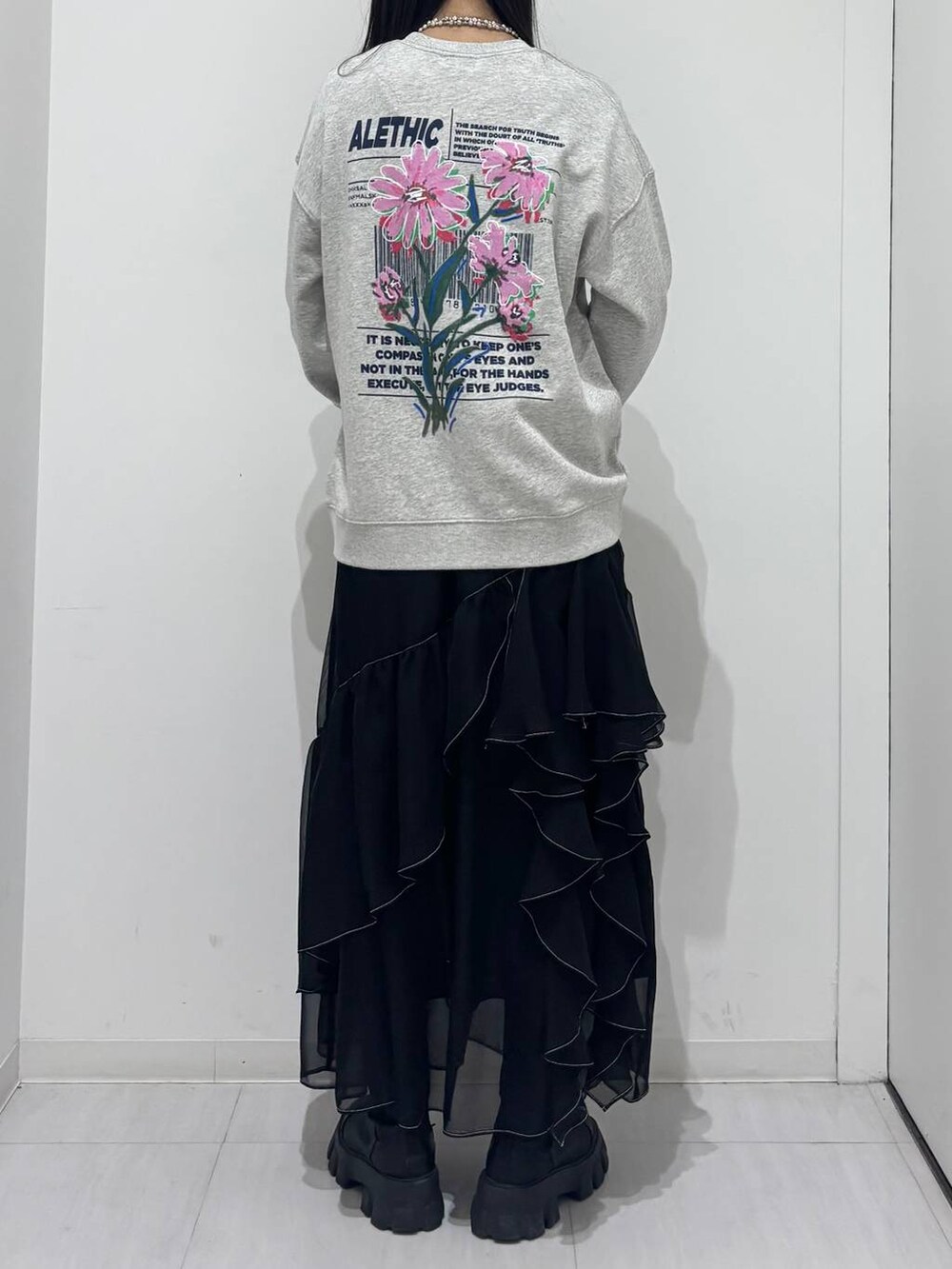 ブラック系のショルダーバッグ、グレー系のスウェット、ブラック系のスカートを着用したレディースの冬コーディネートの3枚目の写真