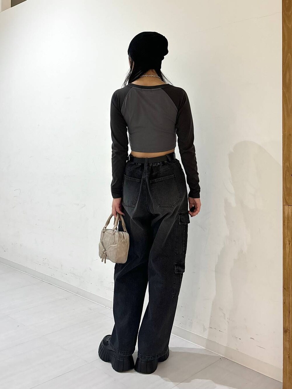 グレー系のTシャツ/カットソー、ブラック系のデニムパンツ、ブラック系のローファーを着用したレディースの冬コーディネートの3枚目の写真