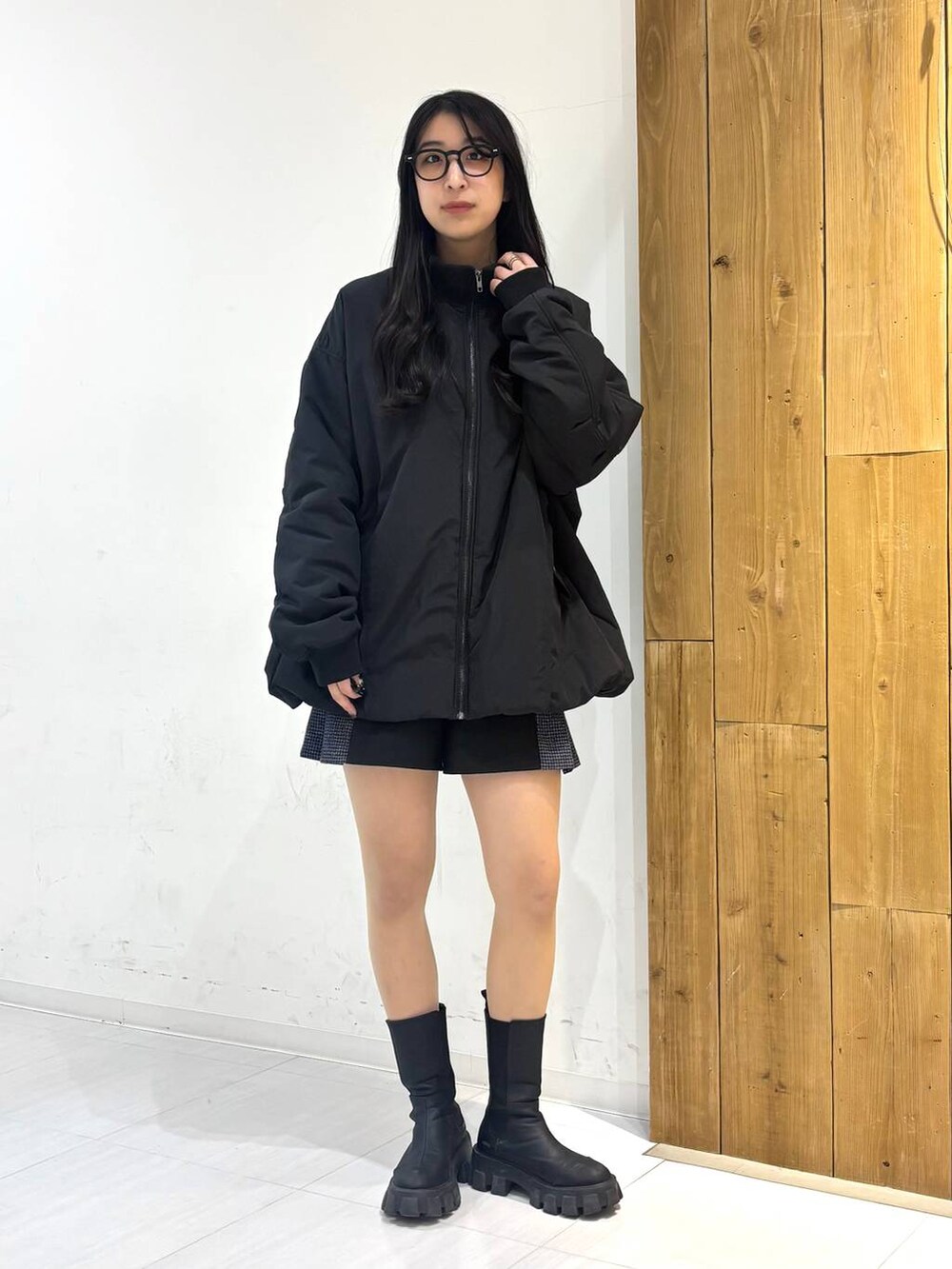 「冬コーデ、アウター、MA-1、高身長、体型カバー、着痩せ・細見え、春コーデ、モード、ストリート、カジュアル、PAGEBOY、骨格ウェーブ_PAGEBOY、エレガント_PAGEBOY、冬アウター」｜「PAGEBOYのバルーンMA-1（MA-1、ブラック系）」を使った、ロビンさん（レディース・169cm）の冬コーディネートの5枚目の写真