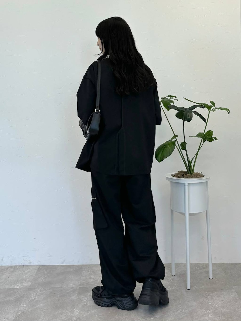 ブラック系のスニーカー、ブラック系のキャミソール、ブラック系のTシャツ/カットソーを着用したレディースの春コーディネートの4枚目の写真